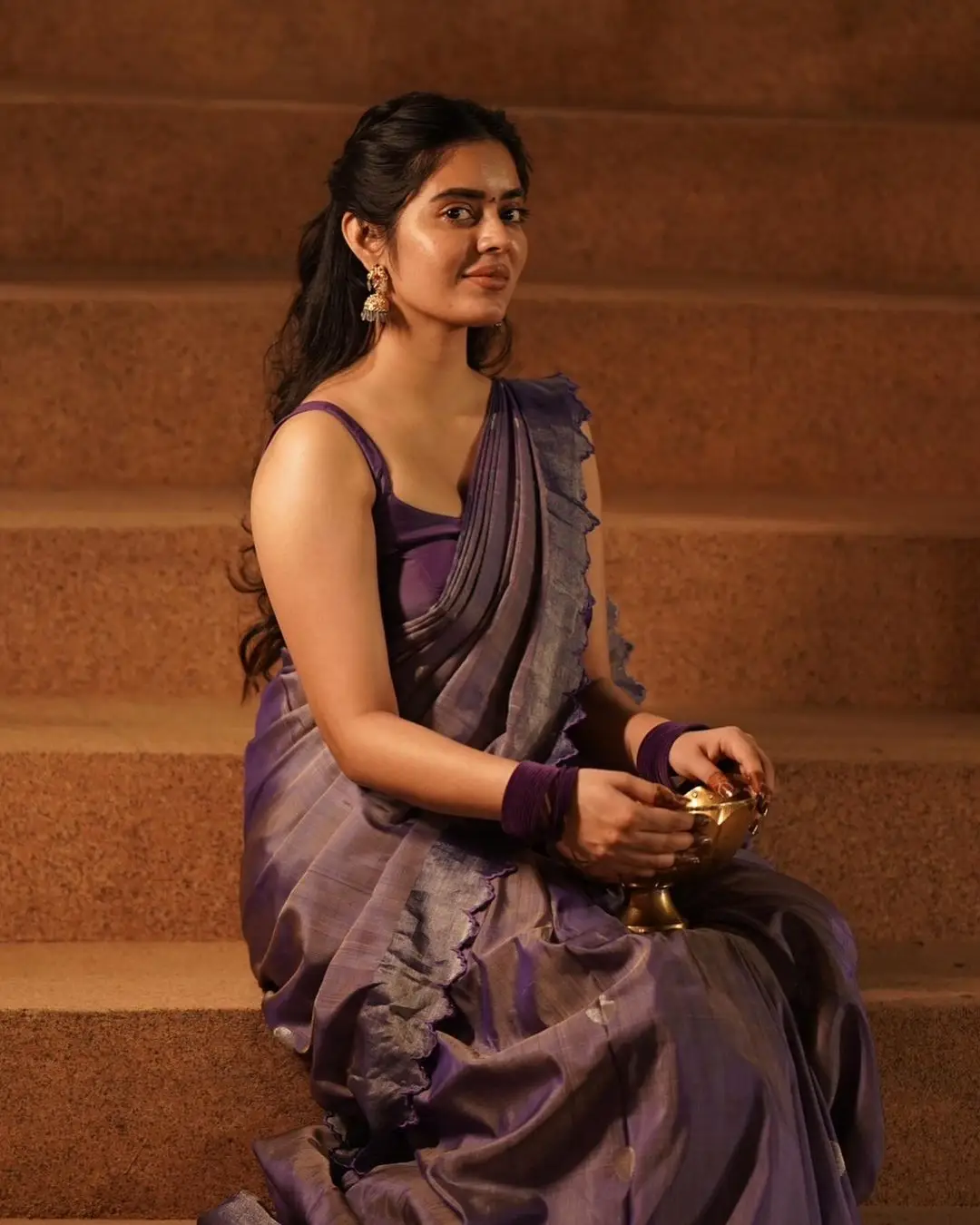 Kushita Kallapu In Traditional Violet Saree Sleeveless Blouse